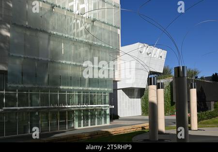 COSTA MESA, KALIFORNIEN - 1. November 2023: Samueli Theater im Segerstrom Center for the Arts und Utsurohi 91 sulpturieren ein chinesisches Zodiac. Stockfoto