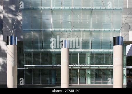 COSTA MESA, KALIFORNIEN - 1. November 2023: Samueli Theater im Segerstrom Center for the Arts und Utsurohi 91 sulpturieren ein chinesisches Zodiac. Stockfoto