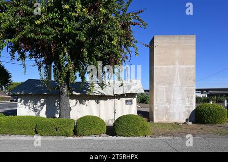 COSTA MESA, KALIFORNIEN - 1. November 2023: Schuppen bei Tanaka Farms Hana Field auf der Sunflower Avenue. Stockfoto