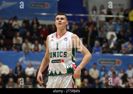 Sankt Petersburg, Russland. November 2023. Nenad Dimitrijevic (1) von UNICS Kazan in Aktion während des Basketballspiels der VTB United League, reguläre Saison, zwischen Zenit St. Petersburg und UNICS Kazan im Yubileyny Sports Palace. Endpunktzahl: Zenit 83:93 UNICS. (Foto: Maksim Konstantinov/SOPA Images/SIPA USA) Credit: SIPA USA/Alamy Live News Stockfoto