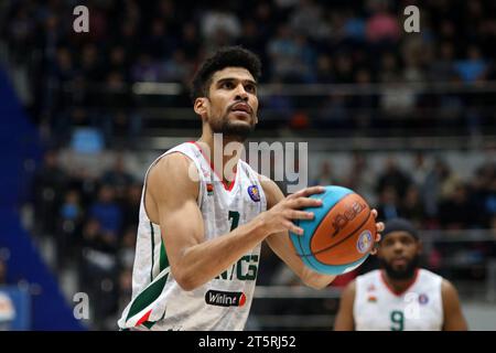 Sankt Petersburg, Russland. November 2023. Louis Labeyrie (7) von UNICS Kazan in Aktion während des Basketballspiels der VTB United League, reguläre Saison, zwischen Zenit St. Petersburg und UNICS Kazan im Yubileyny Sports Palace. Endpunktzahl: Zenit 83:93 UNICS. (Foto: Maksim Konstantinov/SOPA Images/SIPA USA) Credit: SIPA USA/Alamy Live News Stockfoto