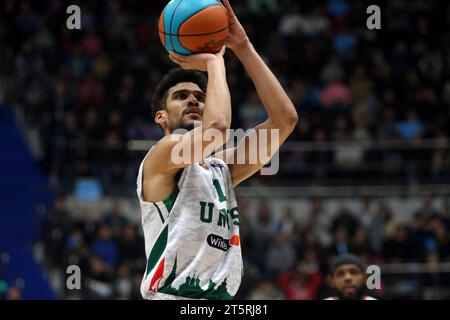 Sankt Petersburg, Russland. November 2023. Louis Labeyrie (7) von UNICS Kazan in Aktion während des Basketballspiels der VTB United League, reguläre Saison, zwischen Zenit St. Petersburg und UNICS Kazan im Yubileyny Sports Palace. Endpunktzahl: Zenit 83:93 UNICS. (Foto: Maksim Konstantinov/SOPA Images/SIPA USA) Credit: SIPA USA/Alamy Live News Stockfoto