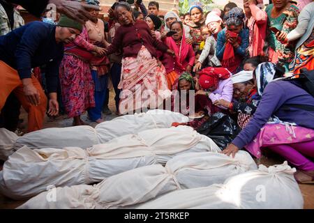 Jajarkot, Nepal. November 2023. Verwandte trauern um den Tod ihrer Kinder und Angehörigen, die im selben Haus nach einem starken Erdbeben getötet wurden, das die Bezirke Jajarkot und Rukum heimsuchte und mehr als 157 Tote und 200 Verletzte forderte. Januka Sunar, 30, Sharmila Bika, 13, Anjali Bika, 9, Ujwol Bika, 4, Niruta Bika, 11, und Bishnu Tirwa, 8, waren unter den Toten des Erdbebens. (Kreditbild: © Skanda Gautam/ZUMA Press Wire) NUR REDAKTIONELLE VERWENDUNG! Nicht für kommerzielle ZWECKE! Stockfoto