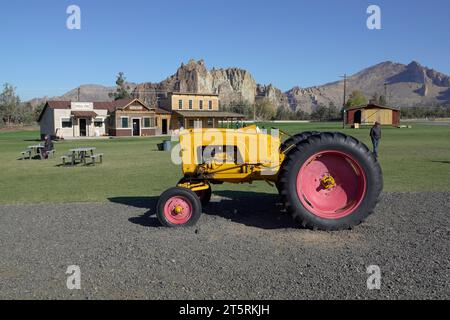 Ein alter gelber Farmtraktor schmückt das Gelände des Pumpkin Patch, einer großen Farm und Urlaubsstätte in der Nähe von Terrebonne, Oregon, und Smith Rock State Park. Stockfoto