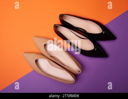 Zwei Paar moderne, stylische Damen-Ballett-Ballerinas mit spitzer Spitze in verschiedenen Farben, aber demselben Modell auf einem hellen Kontrasthintergrund. Draufsicht, flache La Stockfoto