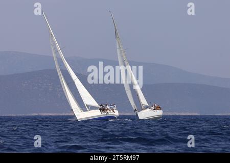 Bodrum, Türkei. 07. Oktober 2023: Segelboote segeln bei windigem Wetter im blauen Wasser der Ägäis, an den Ufern des berühmten Urlaubsziels Stockfoto