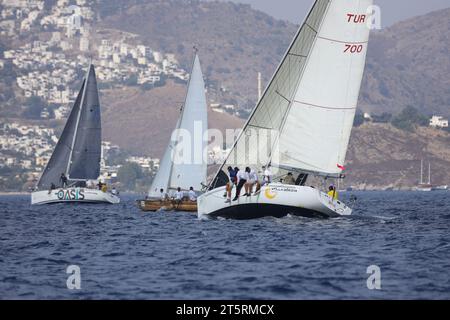 Bodrum, Türkei. 07. Oktober 2023: Segelboote segeln bei windigem Wetter im blauen Wasser der Ägäis, an den Ufern des berühmten Urlaubsziels Stockfoto