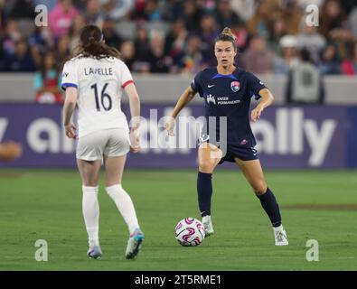 San Diego, Kalifornien, USA. November 2023. Der San Diego Wave FC-Verteidiger CHRISTIAN WESTPHAL (20) dribbelt den Ball während eines NWSL-Playoff-Spiels zwischen San Diego Wave FC und OL Reign im Snapdragon Stadium in San Diego, Kalifornien. (Kreditbild: © Brenton TSE/ZUMA Press Wire) NUR REDAKTIONELLE VERWENDUNG! Nicht für kommerzielle ZWECKE! Stockfoto