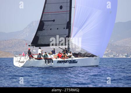 Bodrum, Türkei. 07. Oktober 2023: Segelboote segeln bei windigem Wetter im blauen Wasser der Ägäis, an den Ufern des berühmten Urlaubsziels Stockfoto