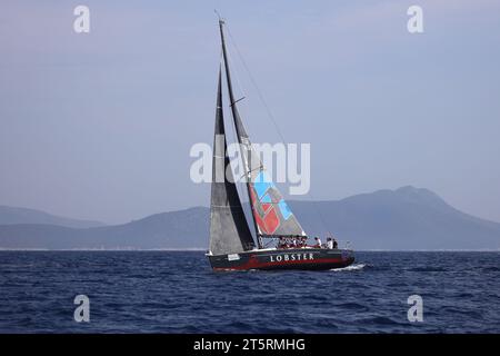 Bodrum, Türkei. 07. Oktober 2023: Segelboote segeln bei windigem Wetter im blauen Wasser der Ägäis, an den Ufern des berühmten Urlaubsziels Stockfoto