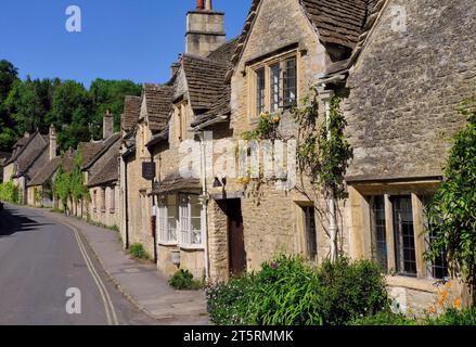 Castle Combe: Wunderschöne Cotswold Steinhäuser in der Straße in Castle Combe Village, Cotswolds, Wiltshire, England, Großbritannien Stockfoto