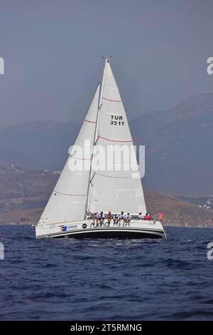 Bodrum, Türkei. 07. Oktober 2023: Segelboote segeln bei windigem Wetter im blauen Wasser der Ägäis, an den Ufern des berühmten Urlaubsziels Stockfoto