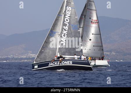 Bodrum, Türkei. 07. Oktober 2023: Segelboote segeln bei windigem Wetter im blauen Wasser der Ägäis, an den Ufern des berühmten Urlaubsziels Stockfoto