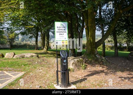 Öffentliche Ladestation für Elektrofahrzeuge in Postbridge, Dartmoor Nationalpark, Devon, England, Großbritannien, 2023 Stockfoto