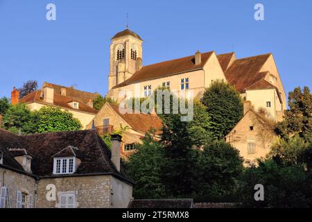 Chatel-Censoir: Die Kirche von Eglise Saint Potentien leuchtet bald nach Sonnenaufgang Gold in Chatel-Censoir, Burgund, Frankreich Stockfoto