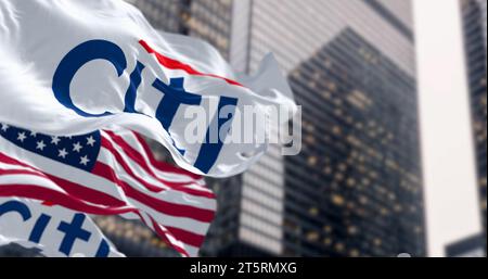 New York, USA, 3. November 2023: Citi und amerikanische Flaggen winken im Wind in einem Finanzviertel. Citi ist ein internationales Finanzdienstleistungsinstitut Stockfoto