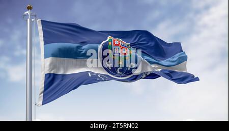 Porto, PT, 20. Oktober 2023: Die Flagge des FC Porto winkt an einem klaren Tag im Wind. Portugiesischer Sportverein mit Sitz in Porto. Illustrative redaktionelle 3D-Illustratio Stockfoto