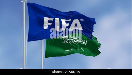 Zürich, CH, 4. November 2023: Fahnen der FIFA und Saudi-Arabiens winken im Wind. Saudi-Arabien wird die 25. Ausgabe der FIFA Fussball-Weltmeisterschaft 2034 ausrichten. Illustra Stockfoto