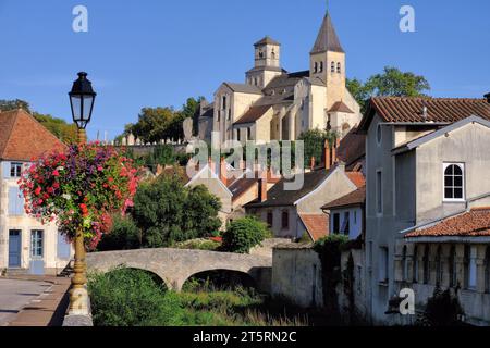 Chatillon sur seine: Eglise (Kirche) Saint Vorles und Pont (Brücke) du perthuis au Loup in Chatillon sur seine, Burgund, Frankreich Stockfoto