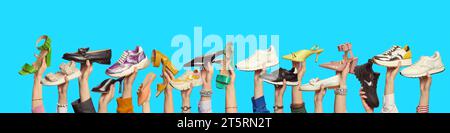 Mehrere Hände halten trendige Schuhe in verschiedenen Farben und Stilen auf isoliertem blauen Hintergrund mit Kopierraum. Banner für Website-Header. Schuhladen Stockfoto