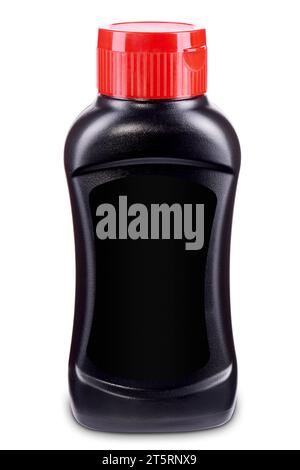 Schwarze Sauceflasche mit rotem Klappverschluss und schwarzem Etikett auf weißem Hintergrund. Modell für Produktdesign. Pizza, heiße Sauce, Taco, Marinara, Stockfoto