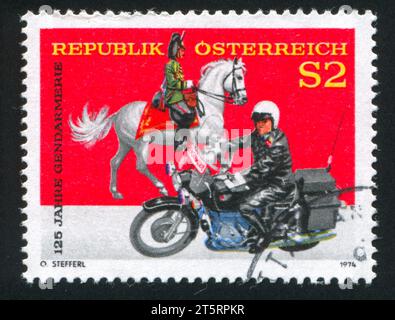 ÖSTERREICH - UM 1974: Briefmarke von Österreich, zeigt Gendarmen, um 1974 Stockfoto