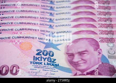 200 Türkische Liras von oben nach unten angeordnet Stockfoto