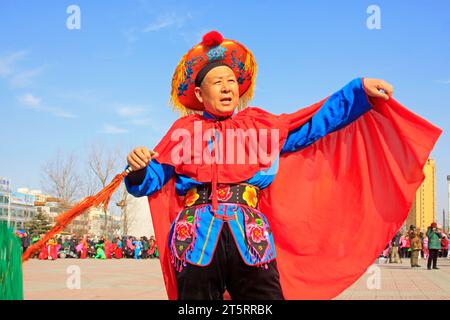 LUANNAN COUNTY - 4. MÄRZ: Traditionelle chinesische Yangko-Tanzvorführungen auf dem Platz, am 4. märz 2015, Luannan County, Provinz Hebei, China Stockfoto