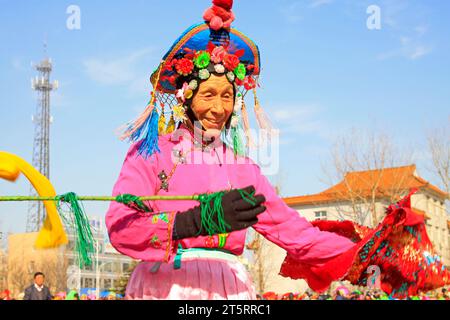 LUANNAN COUNTY - 4. MÄRZ: Traditionelle chinesische Yangko-Tanzvorführungen auf dem Platz, am 4. märz 2015, Luannan County, Provinz Hebei, China Stockfoto