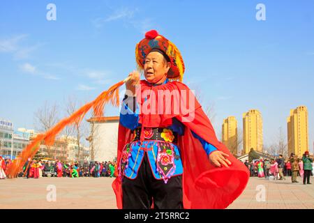 LUANNAN COUNTY - 4. MÄRZ: Traditionelle chinesische Yangko-Tanzvorführungen auf dem Platz, am 4. märz 2015, Luannan County, Provinz Hebei, China Stockfoto