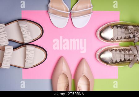 Blick von oben auf leichte Sommerschuhe für Damen auf mehrfarbigem Hintergrund: Sandalen, lässige Sneakers, spitz zulaufende Flats. Draufsicht, flach. Fashion Blog oder Stockfoto