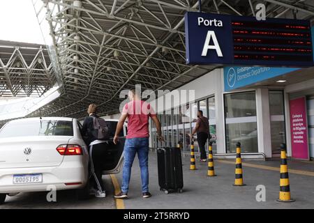 Tom Jobim International Airport Galeão Rio de Janeiro. Taxi- und Uber-Passagiere steigen am Terminal aus, um Flüge zu besteigen Stockfoto