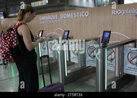 Tom Jobim International Airport Galeão Rio de Janeiro. Taxi- und Uber-Passagiere steigen am Terminal aus, um Flüge zu besteigen Stockfoto