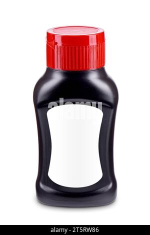 Schwarze Soße-Flasche mit rotem Klappverschluss und leerem weißem Etikett isoliert auf weißem Hintergrund. Vorlage für Produktdesign. Stockfoto