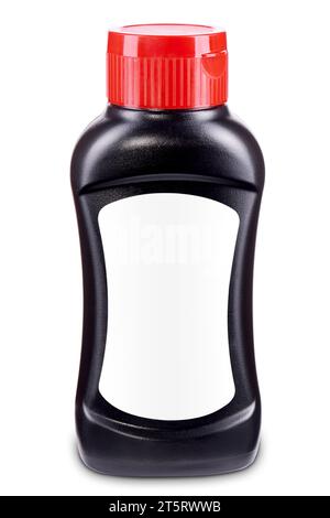 Schwarze Soße-Flasche mit rotem Klappverschluss und leerem weißem Etikett isoliert auf weißem Hintergrund. Vorlage für Produktdesign. Ketchup, Enchilada-Sauce, sa Stockfoto