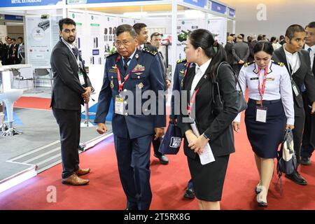 Nonthaburi, Thailand. November 2023. Hochrangige Militärbeamte und Militärvertreter aus verschiedenen Ländern besuchten auf der Defense and Security 2023 verschiedene Ausstellungen von Herstellern der Verteidigungsindustrie aus dem thailändischen und ausländischen Privatsektor. (Kreditbild: © Adirach Toumlamoon/Pacific Press via ZUMA Press Wire) NUR REDAKTIONELLE VERWENDUNG! Nicht für kommerzielle ZWECKE! Stockfoto