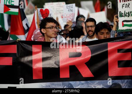 Dallas, Texas, USA. November 2023. Palästinensische Unterstützer protestieren gegen Israels tägliche Bombardierung von Gaza, Dallas Texas im November. Mehr als tausend Menschen kamen im Arlington Park in Dallas, Texas, um den Rednern zuzuhören und zu marschieren. Der Protest, der achte seit dem 7. Oktober, ist Teil einer Kampagne, um einen sofortigen Waffenstillstand auszurufen. In Städten in den USA fanden Märsche statt, bei denen die Bombardierung, bei der zehntausend Frauen und Kinder ums Leben kamen, verurteilt wurde. (Kreditbild: © Jaime Carrero/ZUMA Press Wire) NUR REDAKTIONELLE VERWENDUNG! Nicht für kommerzielle ZWECKE! Stockfoto