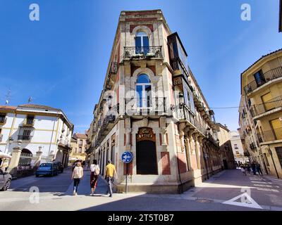 Ein malerischer Blick auf eine Straße in Ciudad Rodrigo, Spanien mit hohen Gebäuden Stockfoto