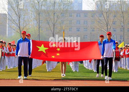 LUANNAN COUNTY - 14. APRIL: China-Flagge und Fahnenträger beim Leichtathletik-Treffen, 14. April 2015, Luannan County, Provinz Hebei, China Stockfoto