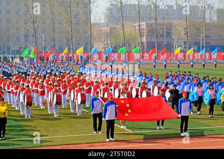 LUANNAN COUNTY - 14. APRIL: China-Flagge und Fahnenträger beim Leichtathletik-Treffen, 14. April 2015, Luannan County, Provinz Hebei, China Stockfoto