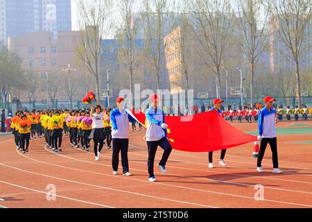 LUANNAN COUNTY - 14. APRIL: China-Flagge und Fahnenträger beim Leichtathletik-Treffen, 14. April 2015, Luannan County, Provinz Hebei, China Stockfoto