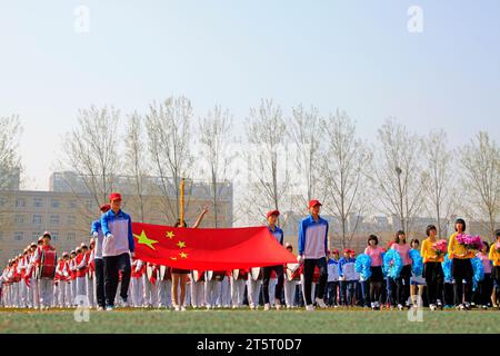 LUANNAN COUNTY - 14. APRIL: China-Flagge und Fahnenträger beim Leichtathletik-Treffen, 14. April 2015, Luannan County, Provinz Hebei, China Stockfoto