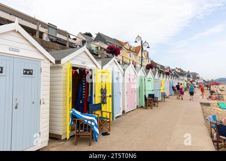 Lyme Regis Dorset, traditionelle englische Strandhütten mit Pastellfarben, Lyme Regis, England, UK, 2023 Stockfoto
