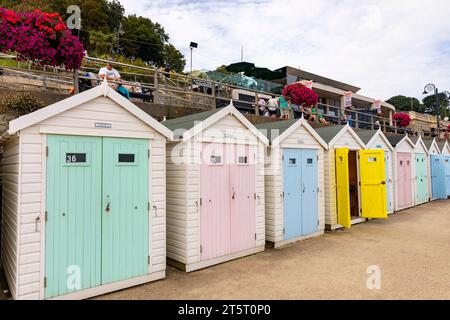 Lyme Regis Dorset, traditionelle englische Strandhütten mit Pastellfarben, Lyme Regis, England, UK, 2023 Stockfoto