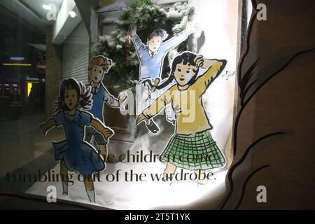 Newcastle upon Tyne, Großbritannien, 6. November 2023, Fenwick Christmas Window Revealed as the Lion, the Witch and the Gardrobe, Roman von C. S. Lewis in der Northumberland Street, Newcastle upon Tyne, UK, 6. November 2023, Quelle: DEW/Alamy Live News Stockfoto