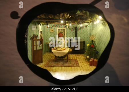 Newcastle upon Tyne, Großbritannien, 6. November 2023, Fenwick Christmas Window Revealed as the Lion, the Witch and the Gardrobe, Roman von C. S. Lewis in der Northumberland Street, Newcastle upon Tyne, UK, 6. November 2023, Quelle: DEW/Alamy Live News Stockfoto