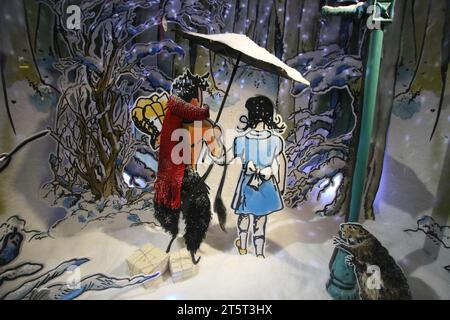 Newcastle upon Tyne, Großbritannien, 6. November 2023, Fenwick Christmas Window Revealed as the Lion, the Witch and the Gardrobe, Roman von C. S. Lewis in der Northumberland Street, Newcastle upon Tyne, UK, 6. November 2023, Quelle: DEW/Alamy Live News Stockfoto