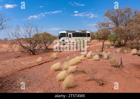 Touristenmobil im australischen Outback in der Nähe des Mt. Augustus, Western Australia, Australien Stockfoto