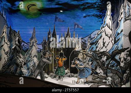 Newcastle upon Tyne, Großbritannien, 6. November 2023, Fenwick Christmas Window Revealed as the Lion, the Witch and the Gardrobe, Roman von C. S. Lewis in der Northumberland Street, Newcastle upon Tyne, UK, 6. November 2023, Quelle: DEW/Alamy Live News Stockfoto