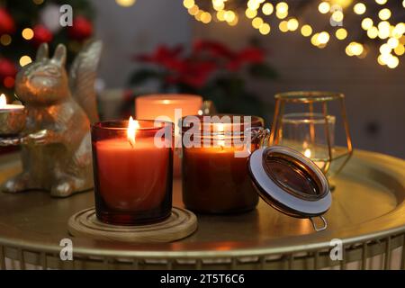 Brennende Kerzen auf dem Tisch im zu Weihnachten dekorierten Zimmer Stockfoto